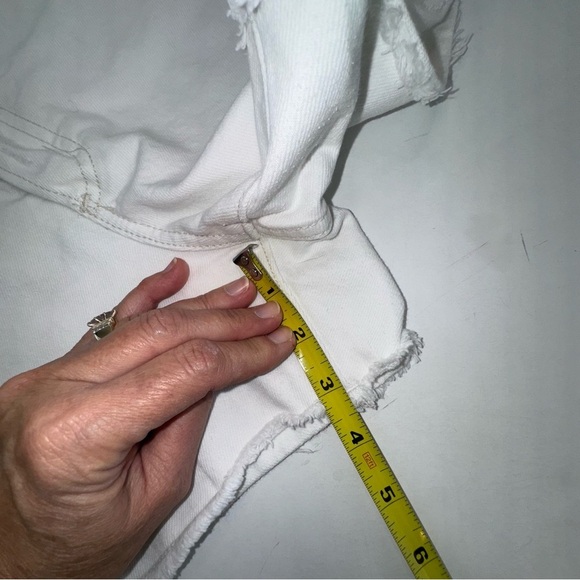 Universal Thread 90s Baggy Jean shorts White Distressed Size 14 - Picture 12 of 14